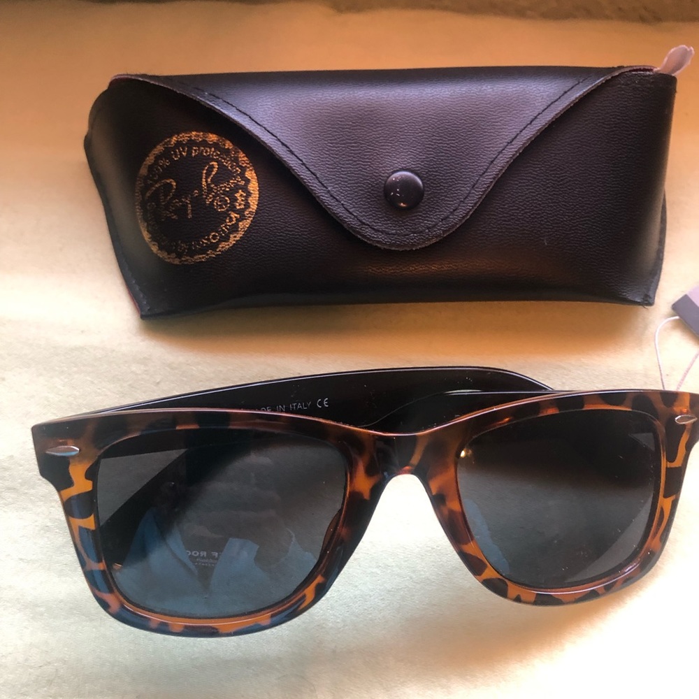 Classic style Wayfarer sunglasses.